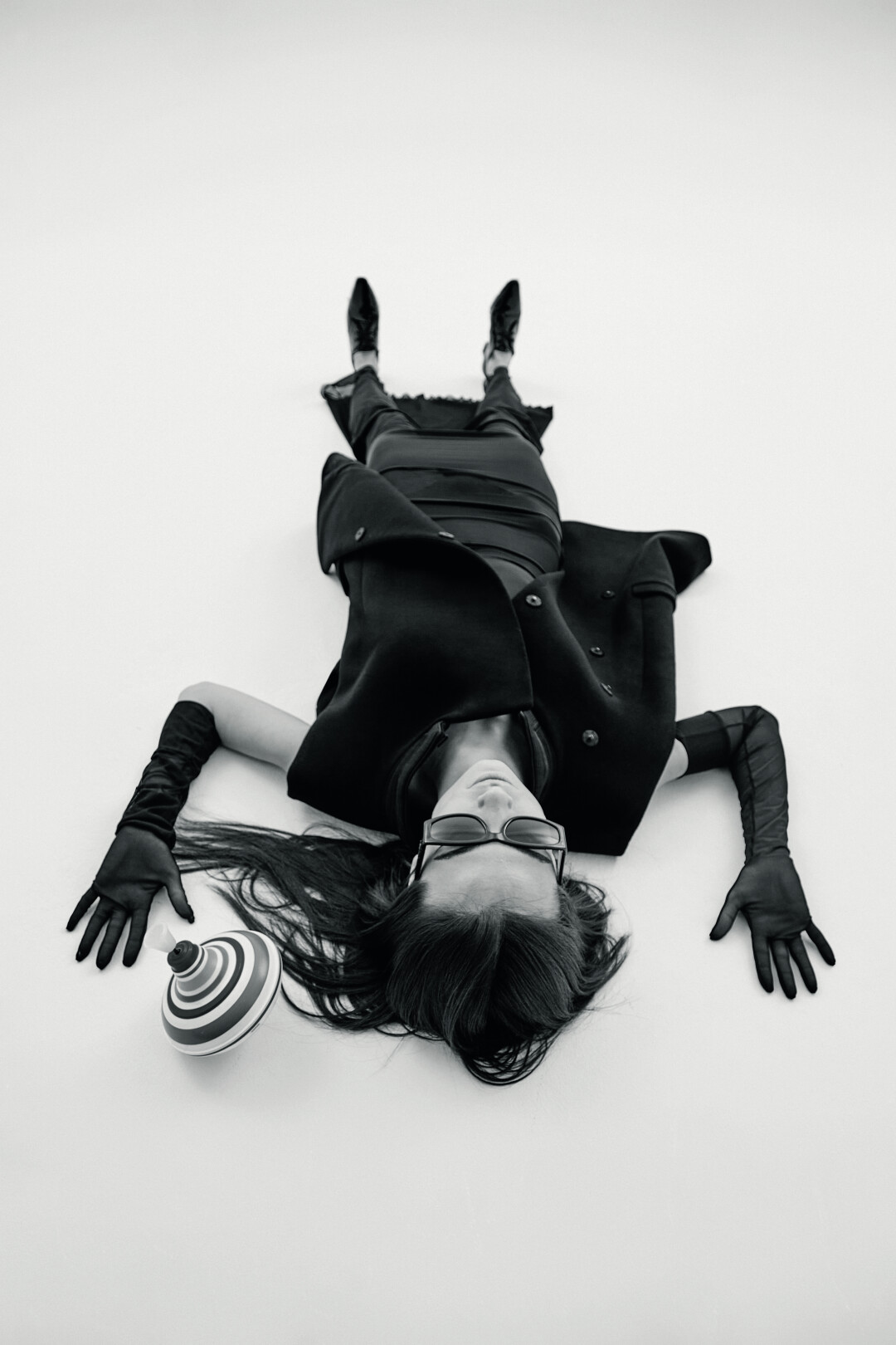 Жилет Utopia Lab, платье и перчатки Yulia Chulkova, туфли на шнуровке Chanel (Pif Paf Supershop), очки Saint Laurent