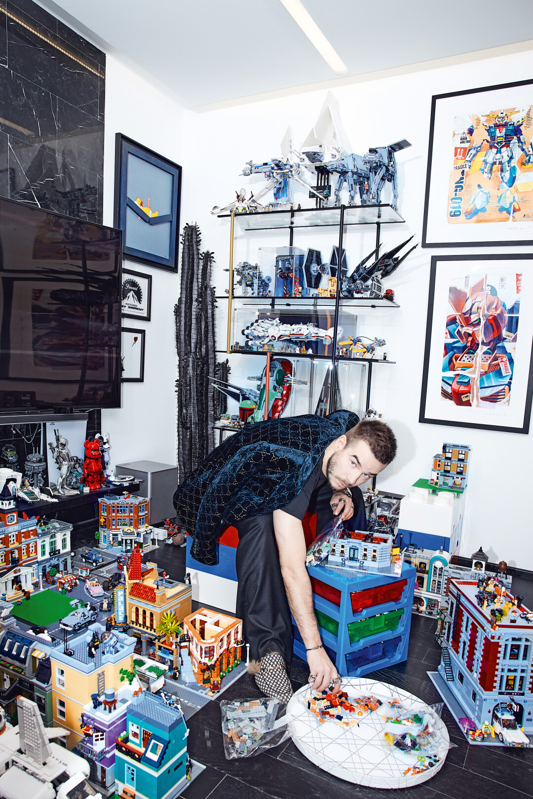 LEGO-город Виталий Аксенов строит в своей гостиной. У собранных экcпонатов из линии «Звездные войны» и «Бэтмен» — тоже свой стеллаж!