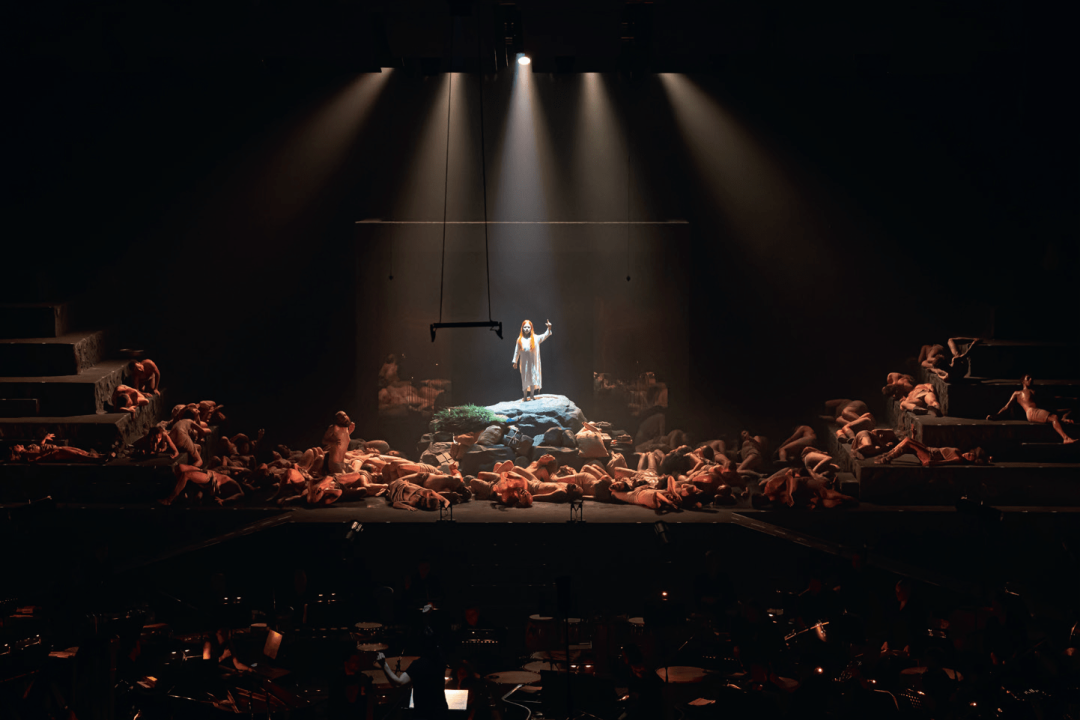 Финал оперы De temporum fine comoedia одновременно напоминает картины Босха и многофигурные фотографии Стивена Майзеля. Фото: Гюнай Мусаева