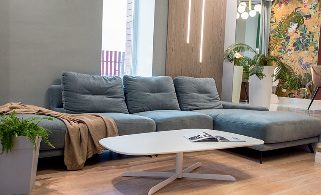 Диван от O’prime от «М…Стиль», напольное покрытие от «Море пола»