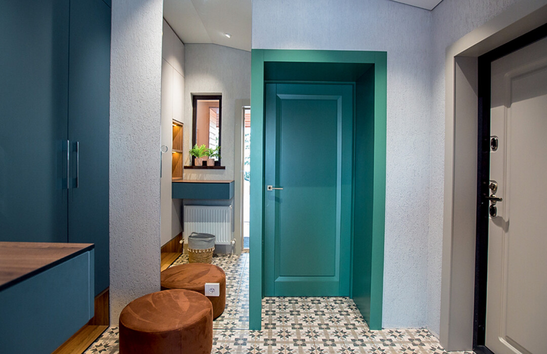 Мебель для прихожей и пуф от Техноidea, двери от фабрики Perfecto Porte