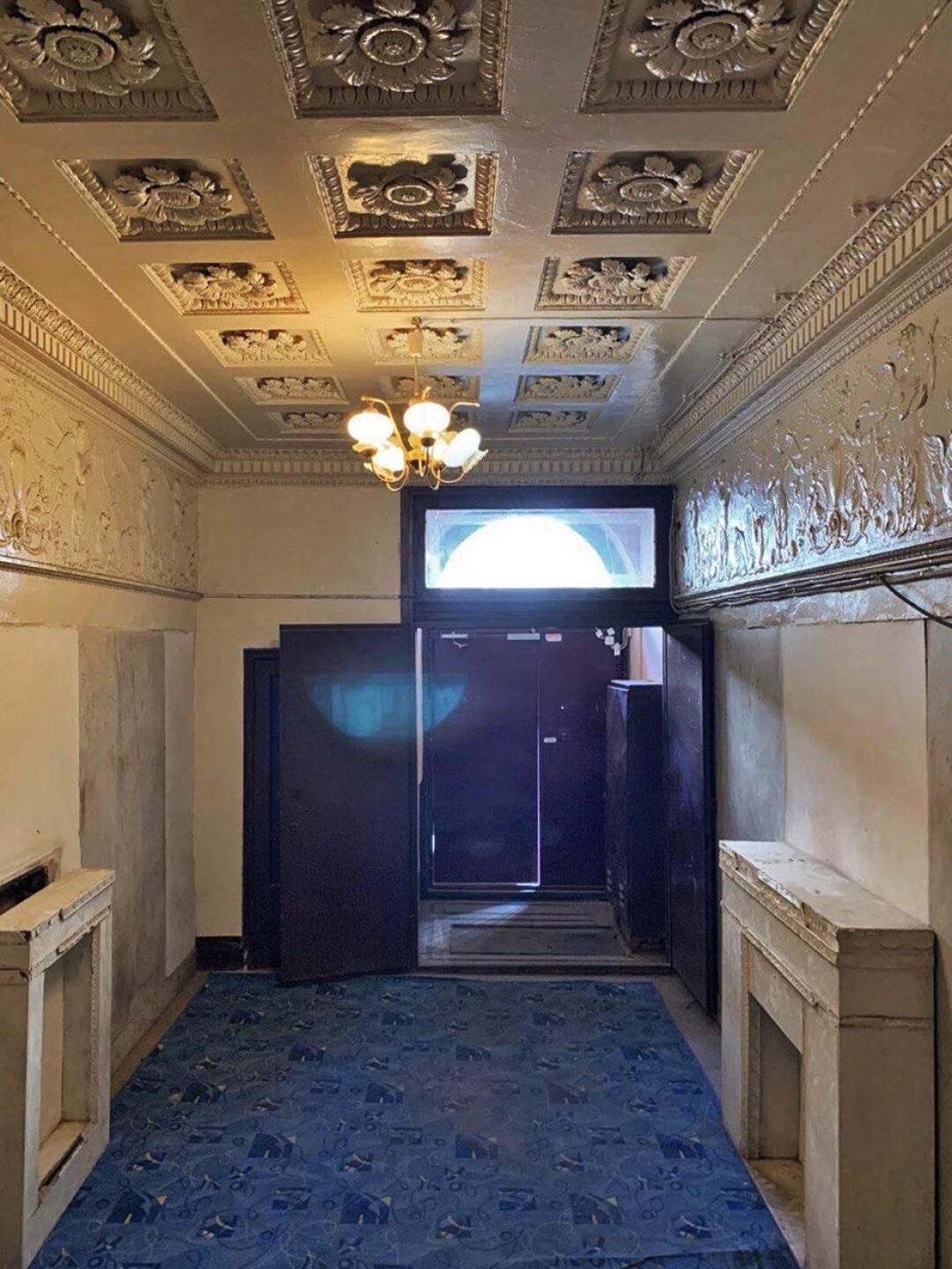 До ремонта в парадной стояла металлическая дверь