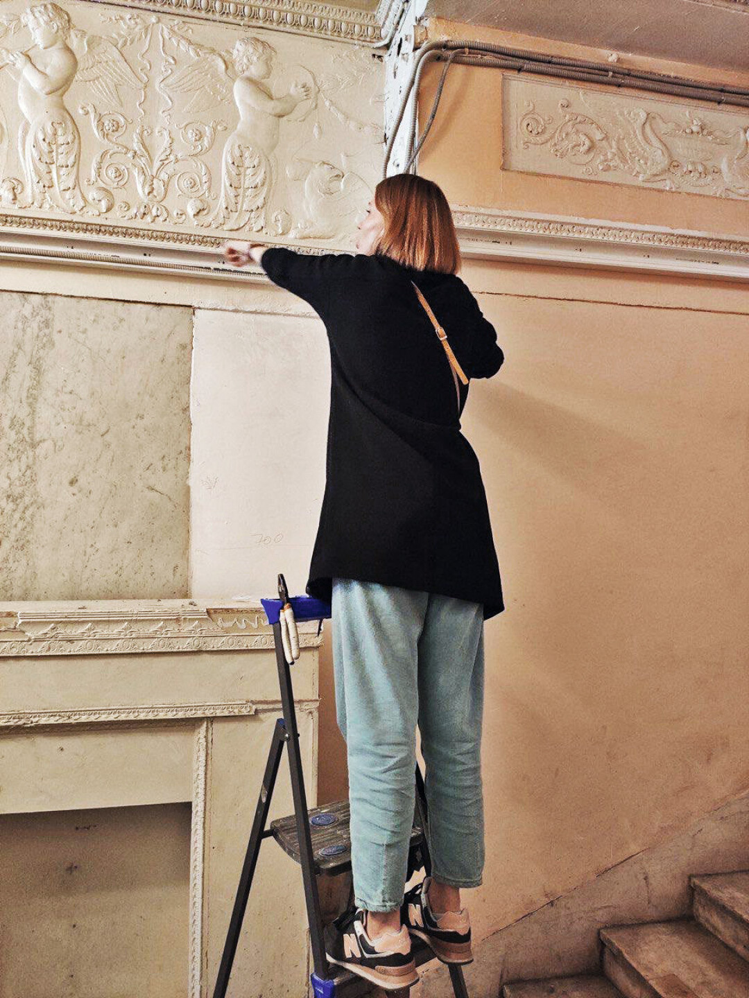 Главный прораб и соратник Леонида и Александра в поисках прекрасного Оля Шалковская за работой