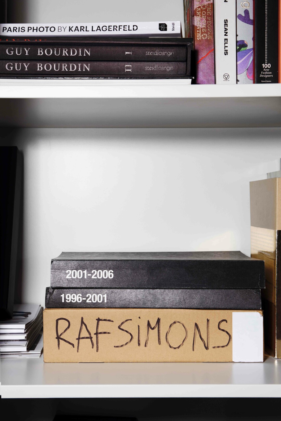 Книга архивов Рафа Симонса — главный центр притяжения библиотеки Леонида