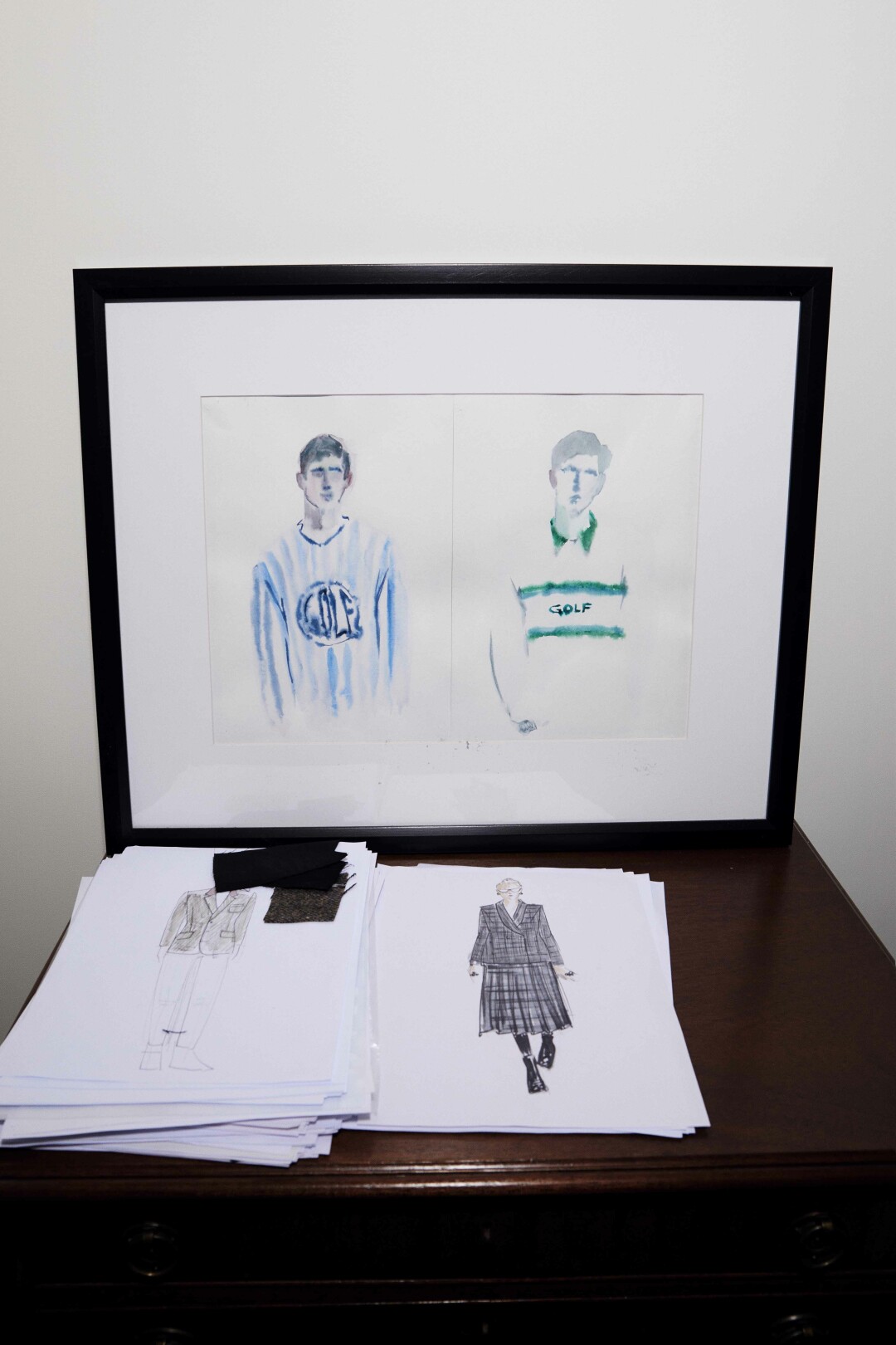 На столе эскизы Леонида и акварельные работы его студентки Тани Геюк