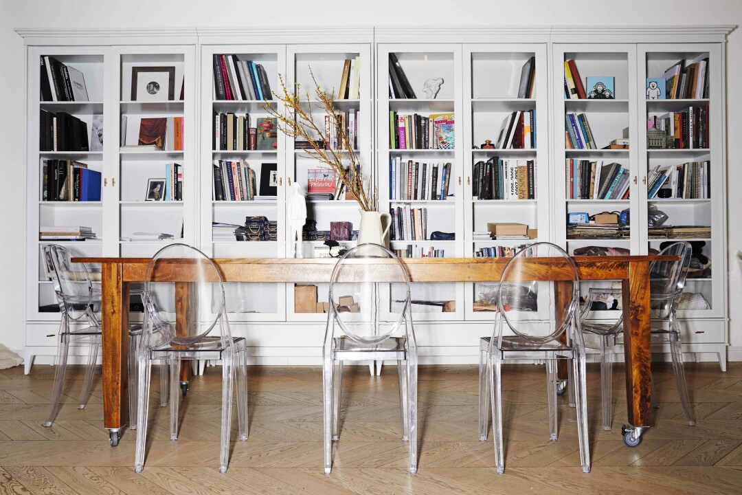 Библиотека Леонида Алексеева: книги можно читать за столом американской марки Crate & Barrel, с полки на вас будут смотреть работы Андрея Люблинского