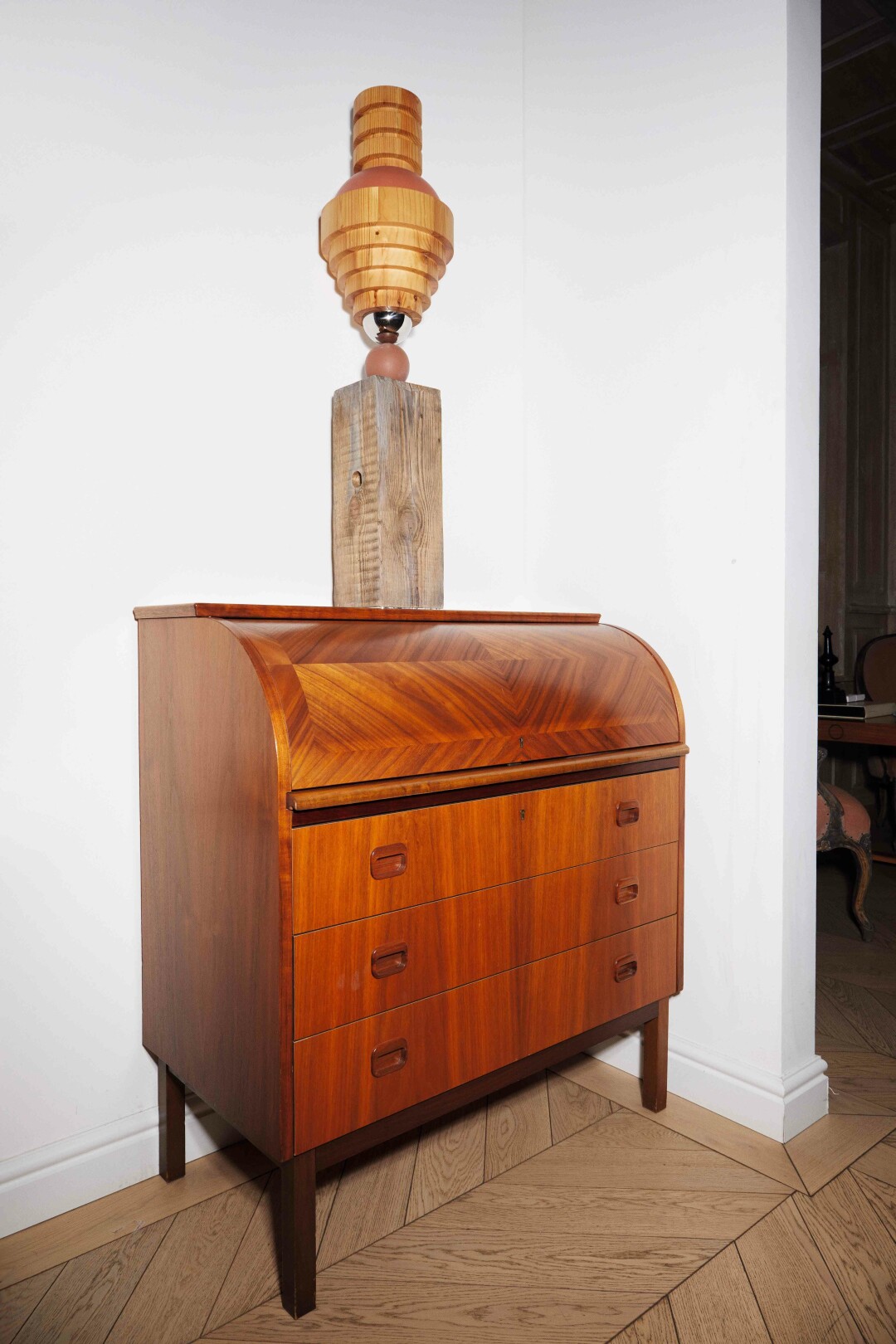 На антикварном бюро стоит скульптура Златы Корниловой, работающей со старым деревом, из серии «Без времени»