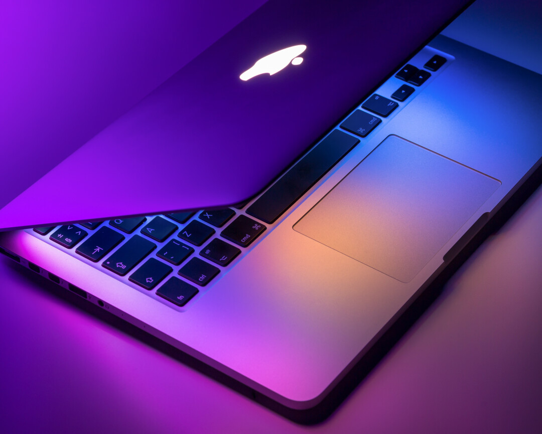 Apple работает над созданием сенсорного экрана для MacBook Pro | Sobaka.ru