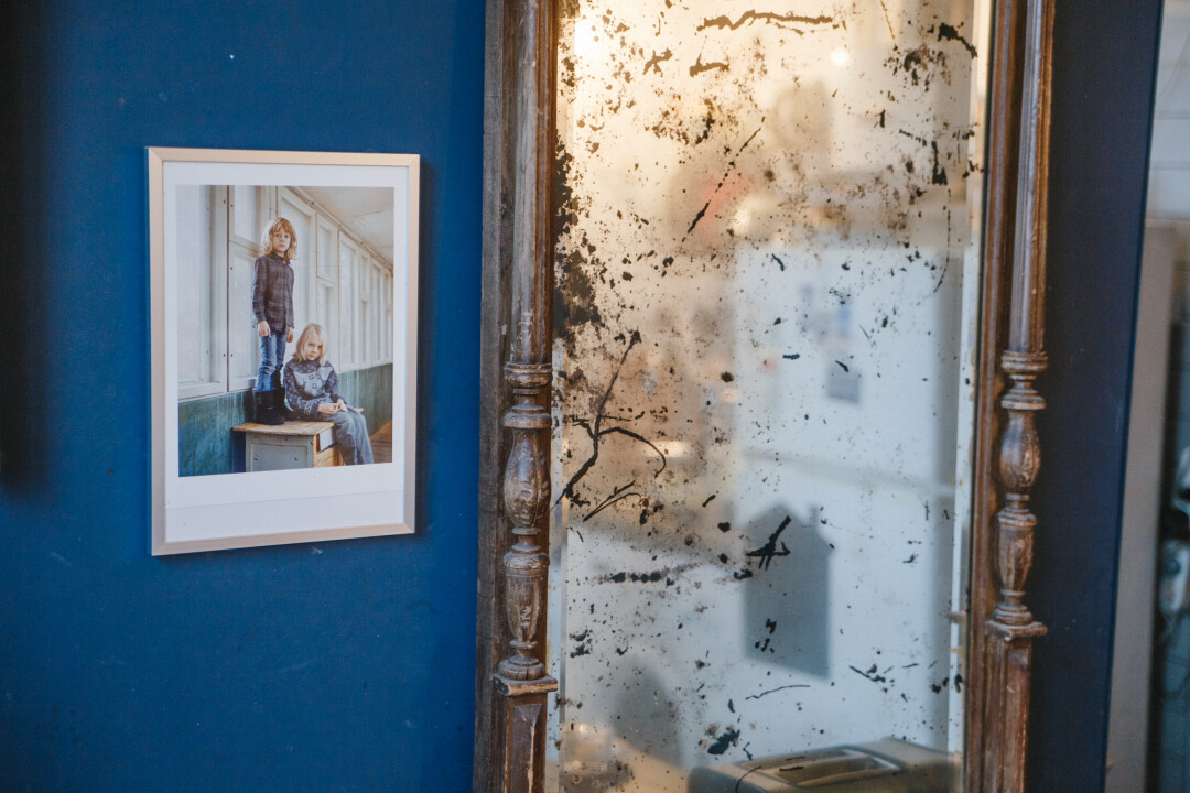 Это зеркало выбросили, я подобрал и повесил на кухне. Оно очень красивое