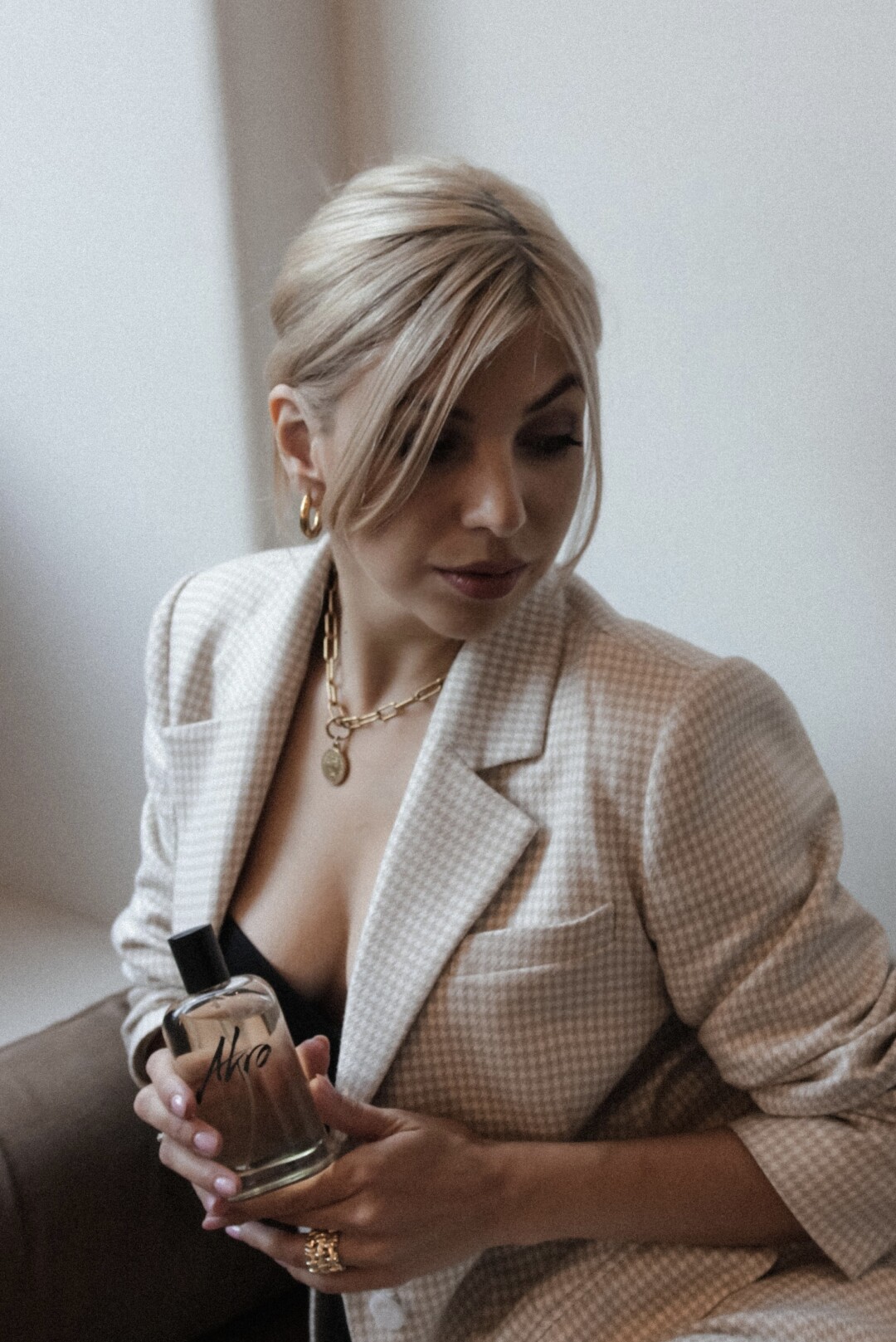 AKRO Dark Темная, горькая плитка с корицей и фундуком Основные ноты: какао, темный шоколад, фундук, корица, ваниль