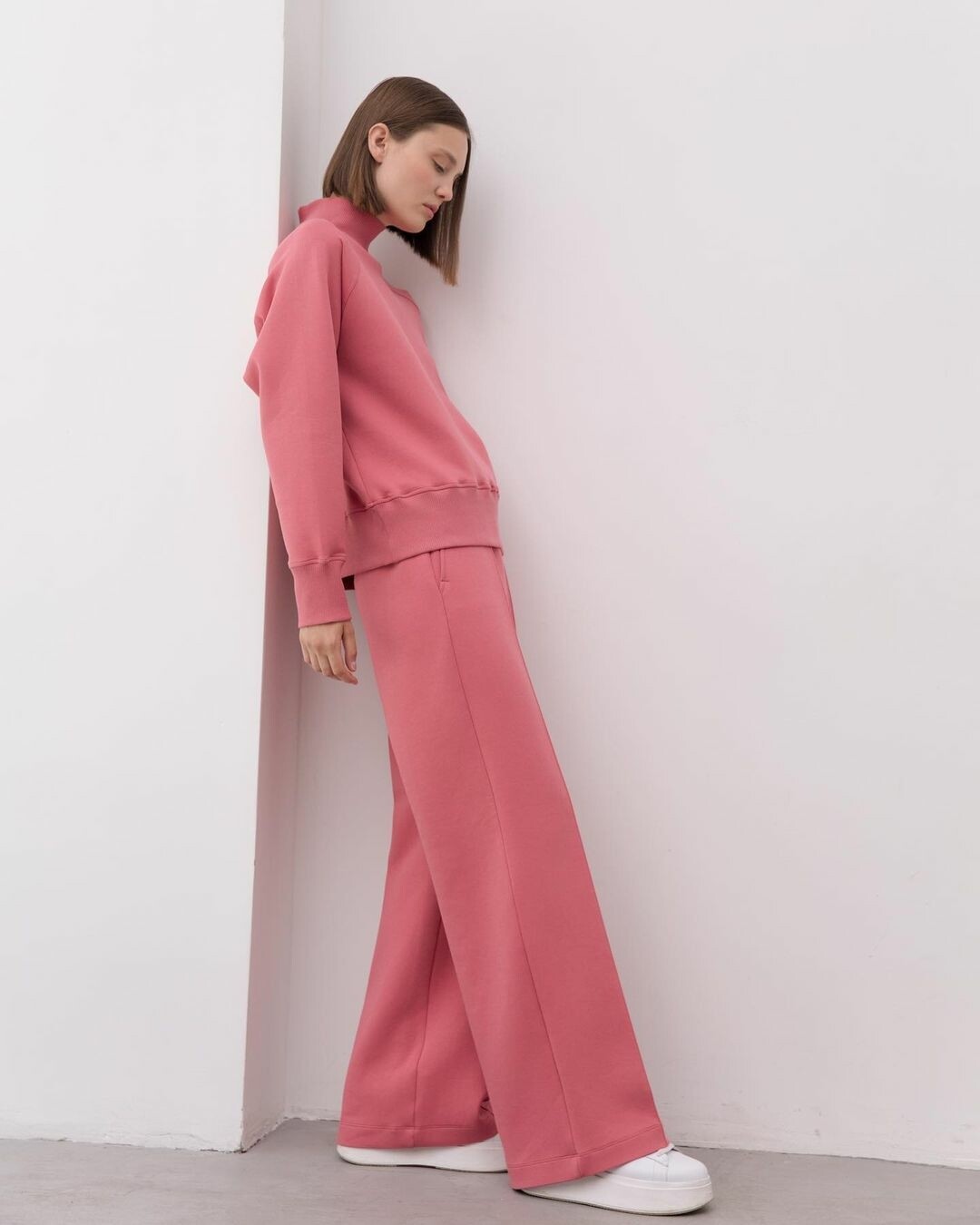 Свитшот: 10900 рублей. Брюки: 10900 рублей.