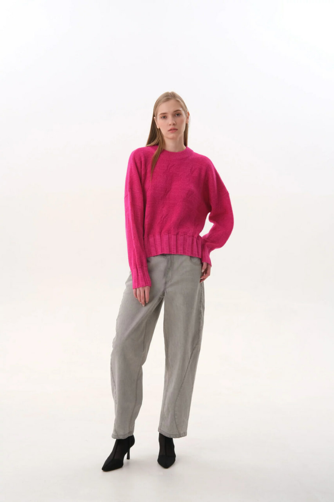 Джинсы: 18700 рублей. Джемпер: 10900 рублей.