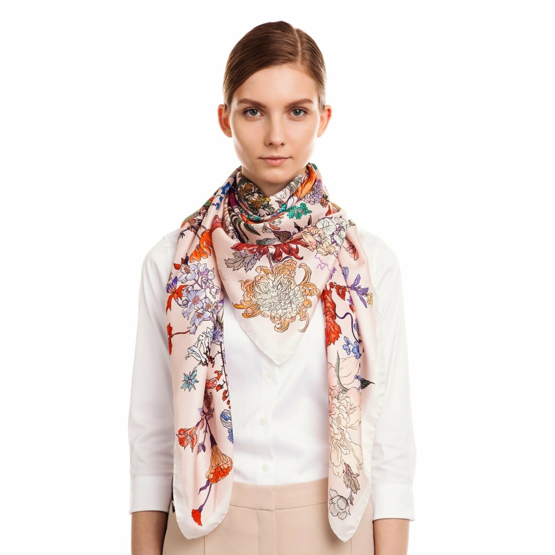 Платок: от 7980 рублей.