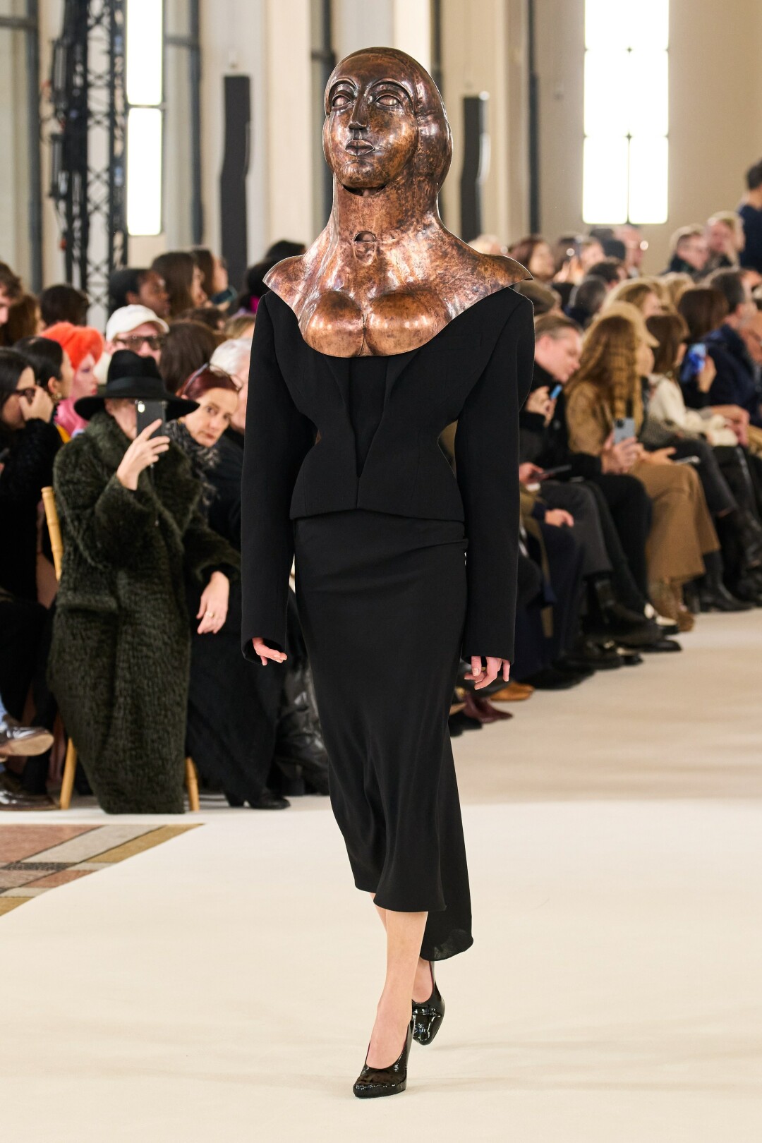 Зверский детектив: как прошел кутюрный показ Schiaparelli? | Sobaka.ru