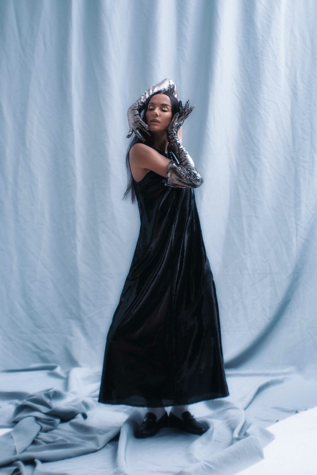 Прима-балерина Мария Абашова в перчатках Colomeinysh на съемке для декабрьского номера «Собака.ru»