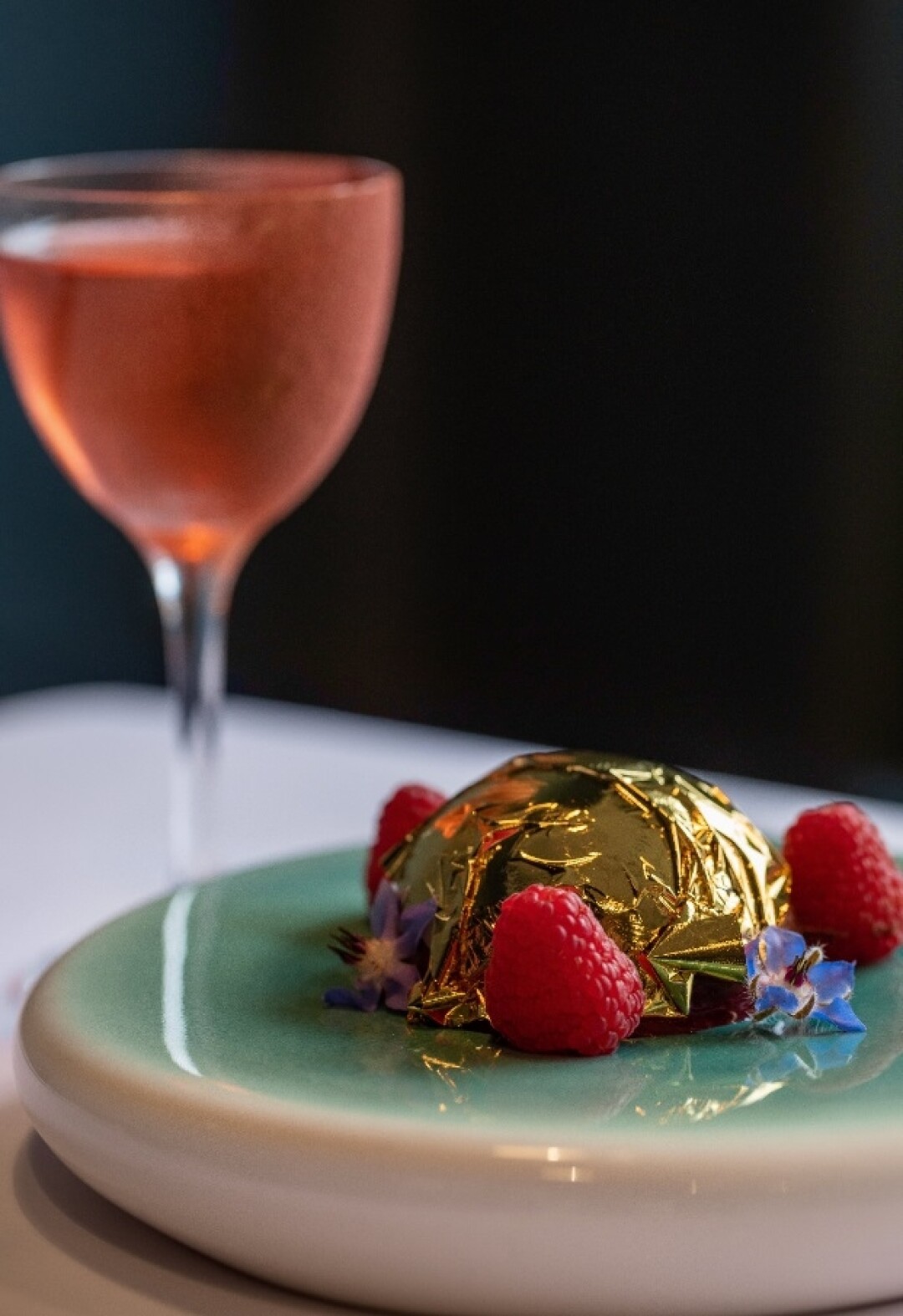 Charlie Шеф Юрий Манчук подготовил птичье молоко в глазури со свежей малиной и золотом. В пару – коктейль с клубникой, земляничным аперитивом, розовым