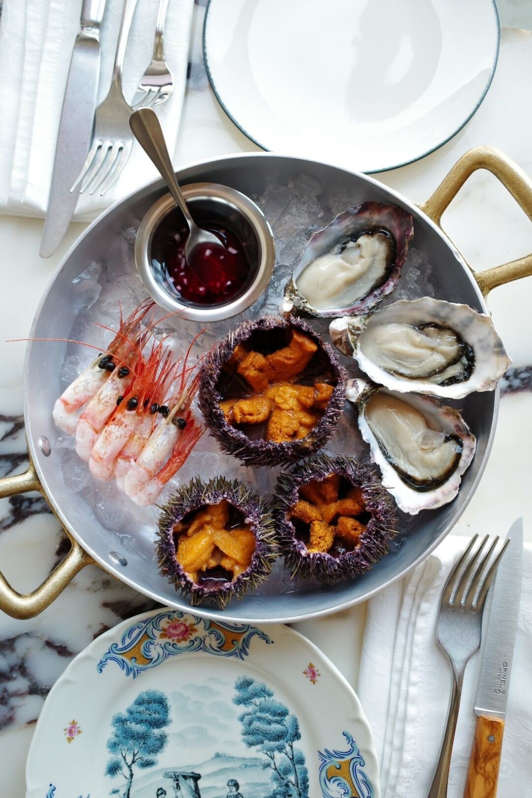 Saro Плато из морепродуктов на двоих со свежим тунцом, японскими устрицами, сладкими аргентинскими креветками и морскими ежами с двумя соусами