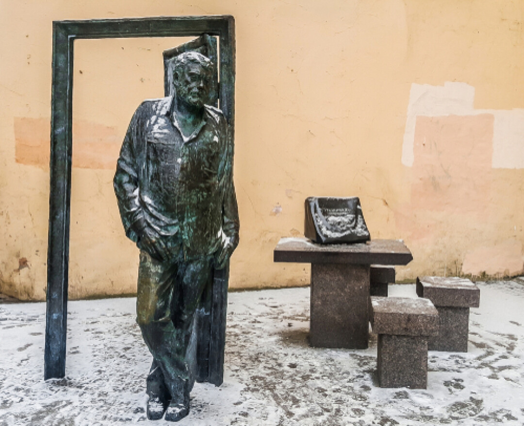 Памятник Довлатову в Петербурге
