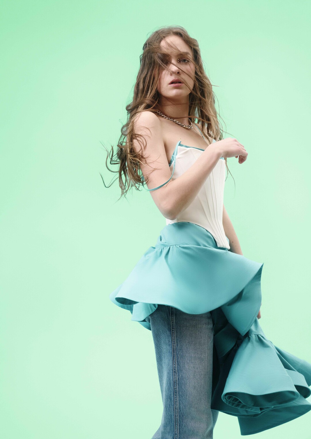 На Анне: серьги David Yurman из коллекции Wellesley Link, колье David Yurman из коллекции Belmont, корсет и платье Giuseppe Di Morabito, куртка