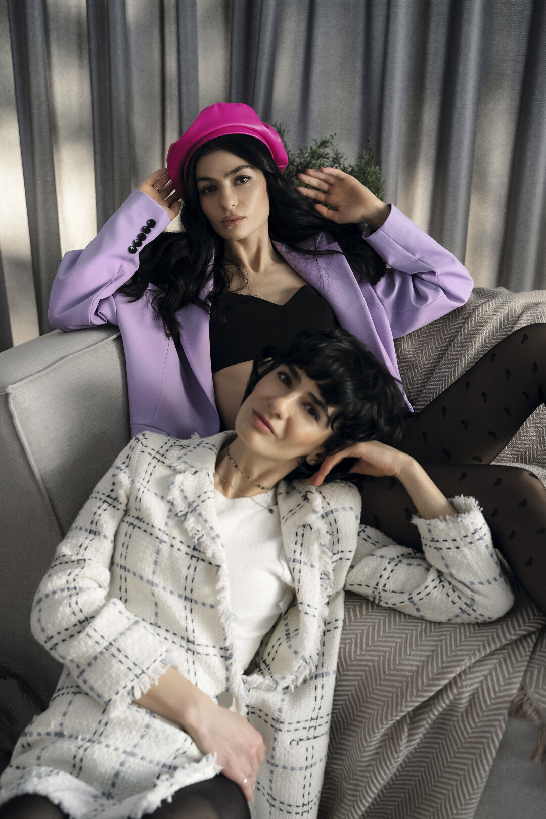 На Наире: пиджак Yana Besfamilnaya, топ Lila, берет Canotier (все — Galleria)