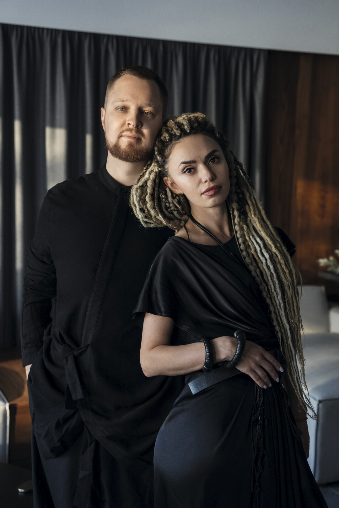 На Екатерине: платье Maison Margiela, брюки Low Classic, босоножки United Nude, ремень, браслеты и подвеска Wildhorn (все — Place) На Даниле: рубашка