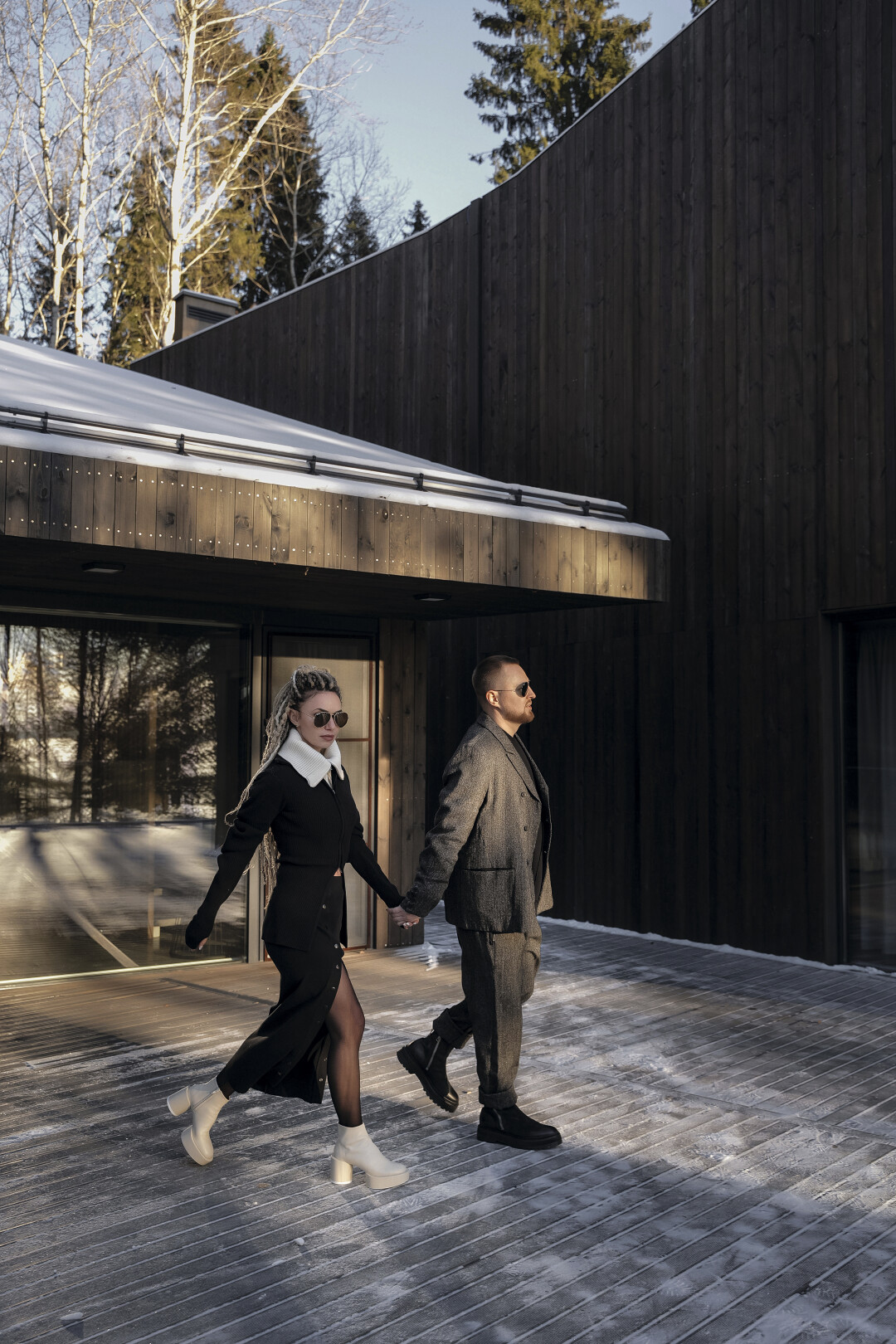 На Екатерине: манишка и кардиган Low Classic, юбка Thom/Krom, ботильоны Masion Margiela (все — Place) На Даниле: пиджак и брюки Transit, свитшот Thom