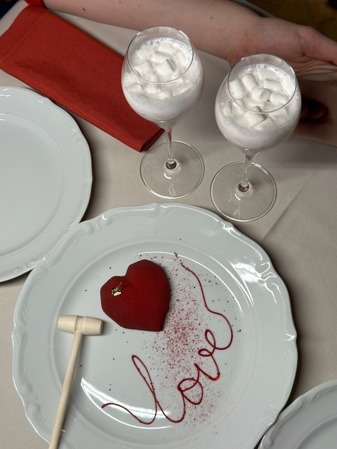 VOKZAL 1853 Pizzeria by Bontempi предлагает всем влюбленным сет Amore из 2 коктейлей и десерта (на фото); Bazar street food сделают скидку 50% при