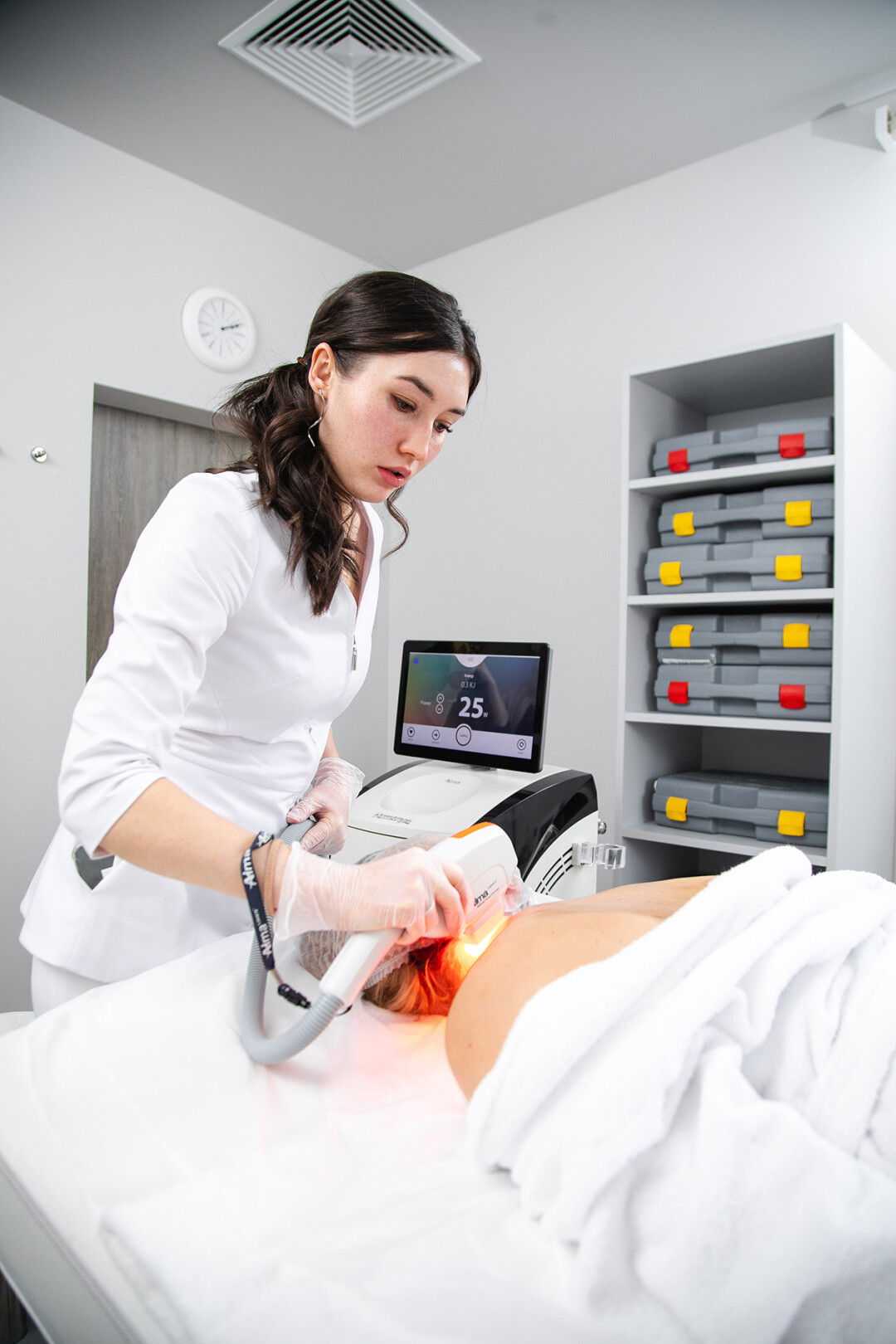 Процедуру на аппарате Harmony XL проводит врач-косметолог Элина Нуриева