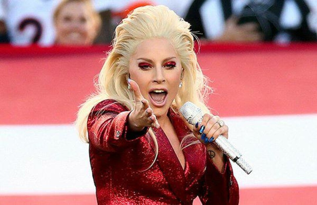 Леди гага поет. Дочь леди гаги. Hillary clinton lady gaga. Американская певица гимн чемпионата. Леди гага супербоул.