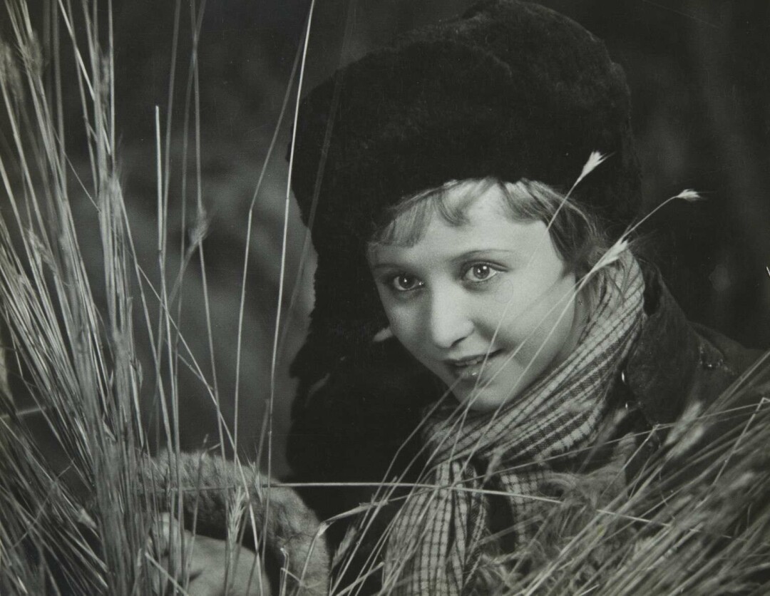 Георгий Максимов. Актриса Янина Жеймо в фильме «Подруги». 1936
