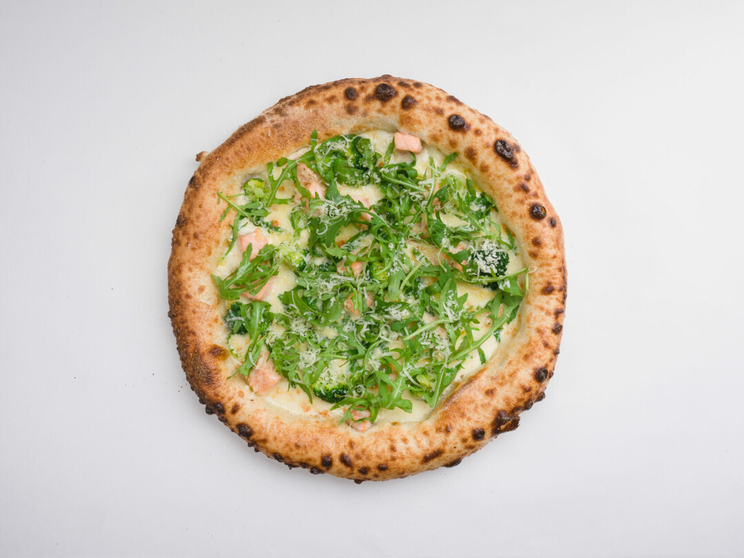 Пицца с форелью и брокколи