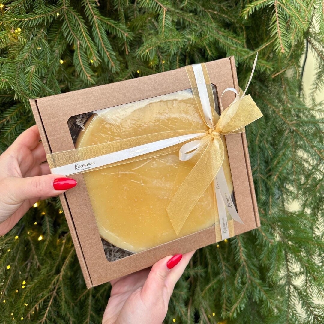 Целая головка сыра в подарочном боксе