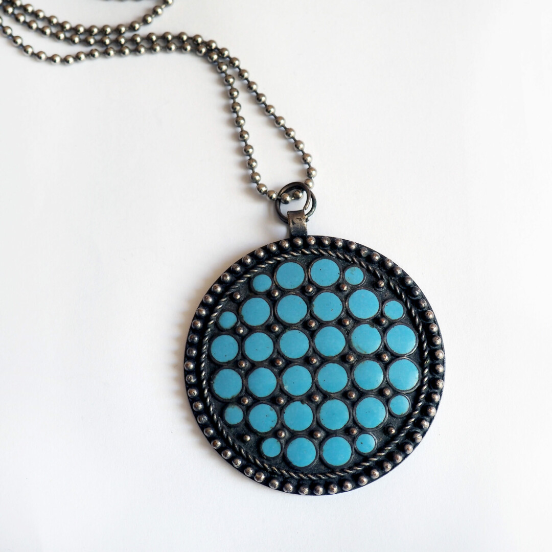 Юта Паас-Александрова. Подвес «Бирюза». Эмаль, металл. 1960-е. Петербург, Россия