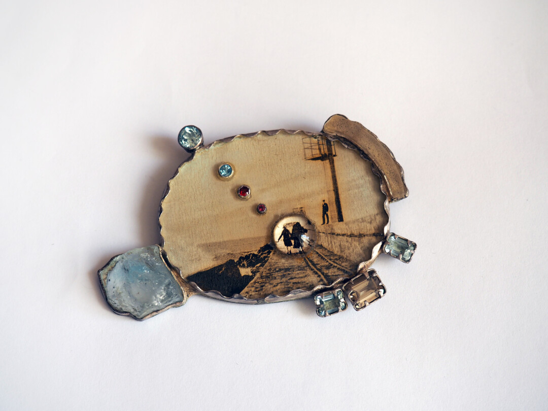 Анна Фаныгина. Брошь «Венеция». Металл, стекло, поделочные камни, фотография. 2014. Рига, Латвия