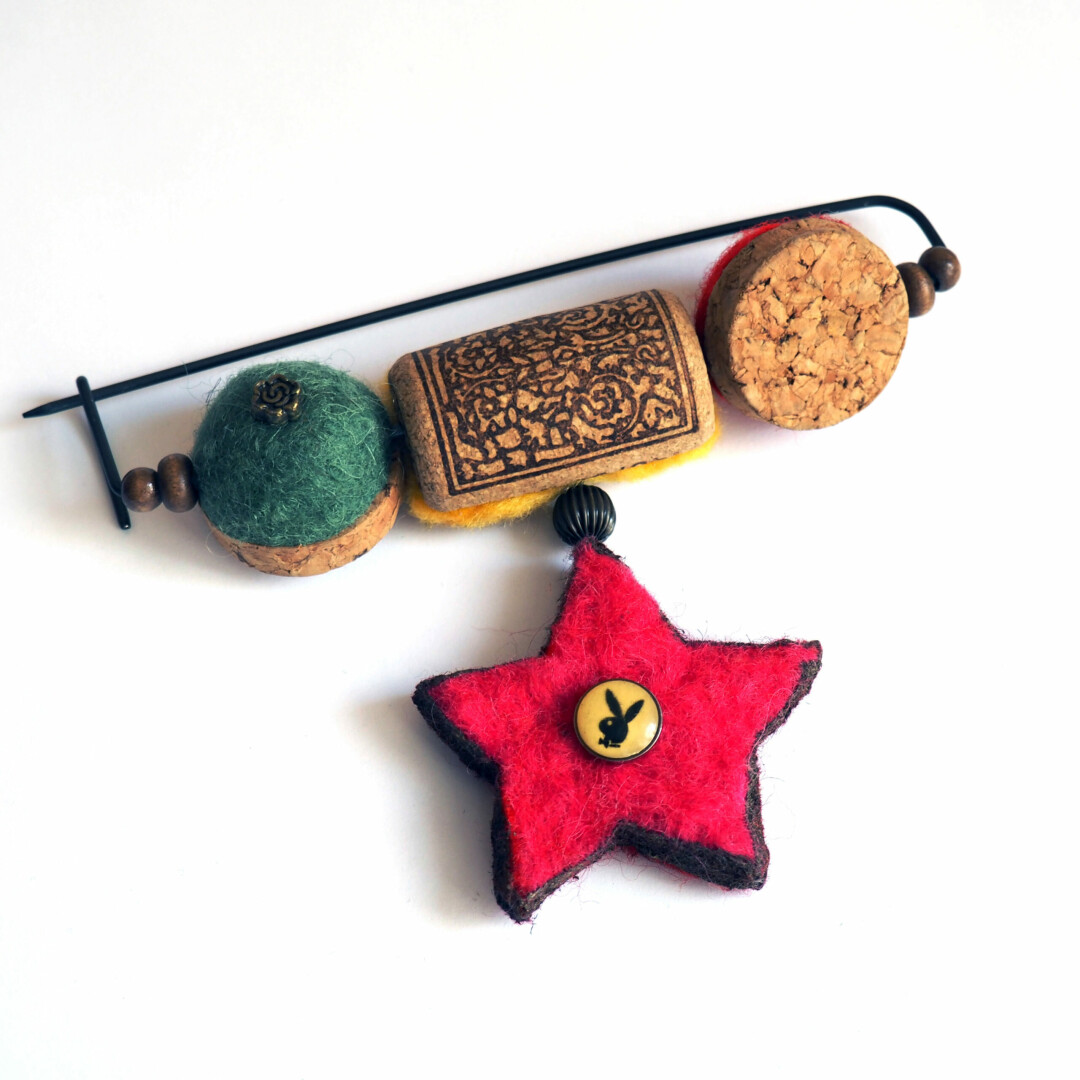 Анна Нефедова. Брошь «Розовый кролик». 1990-е. Санкт-Петербург, Россия. Металл, войлок