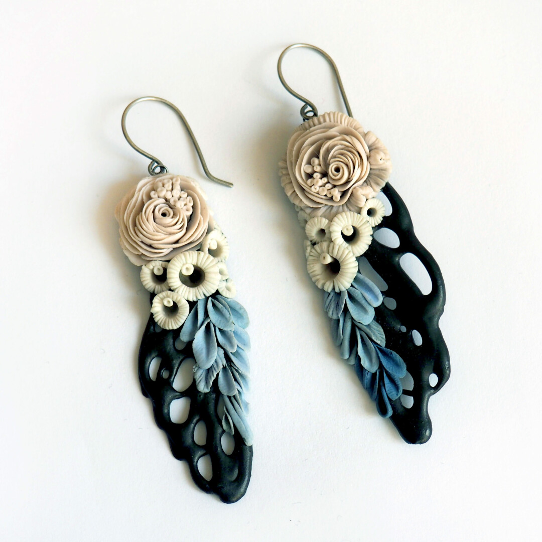 Галина Рейн. Серьги «Цветение». 1970-е. Санкт-Петербург, Россия. Фарфор, металл