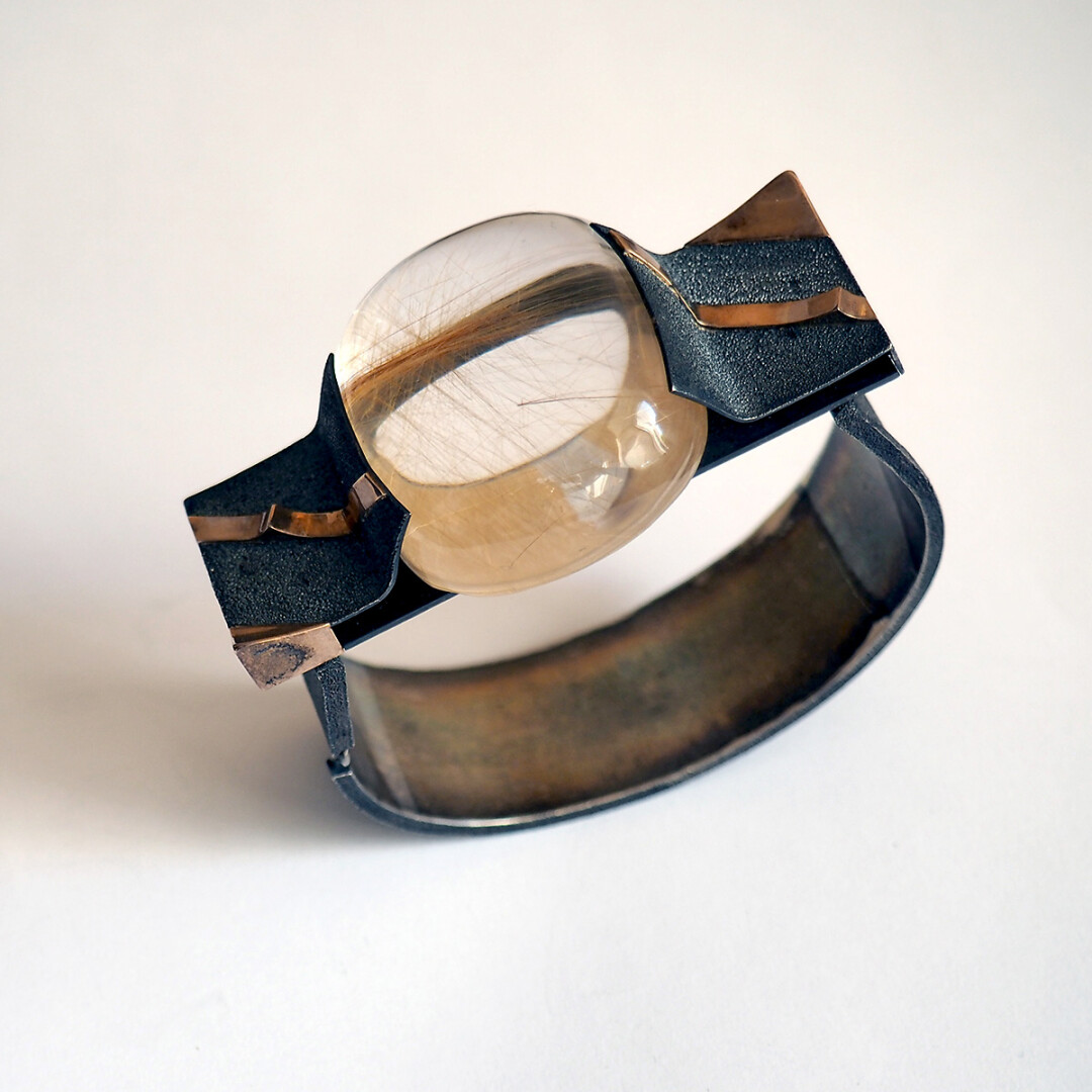 Галина Ковалева. Браслет «Классика». 2010. Санкт-Петербург, Россия. Металл, кварц