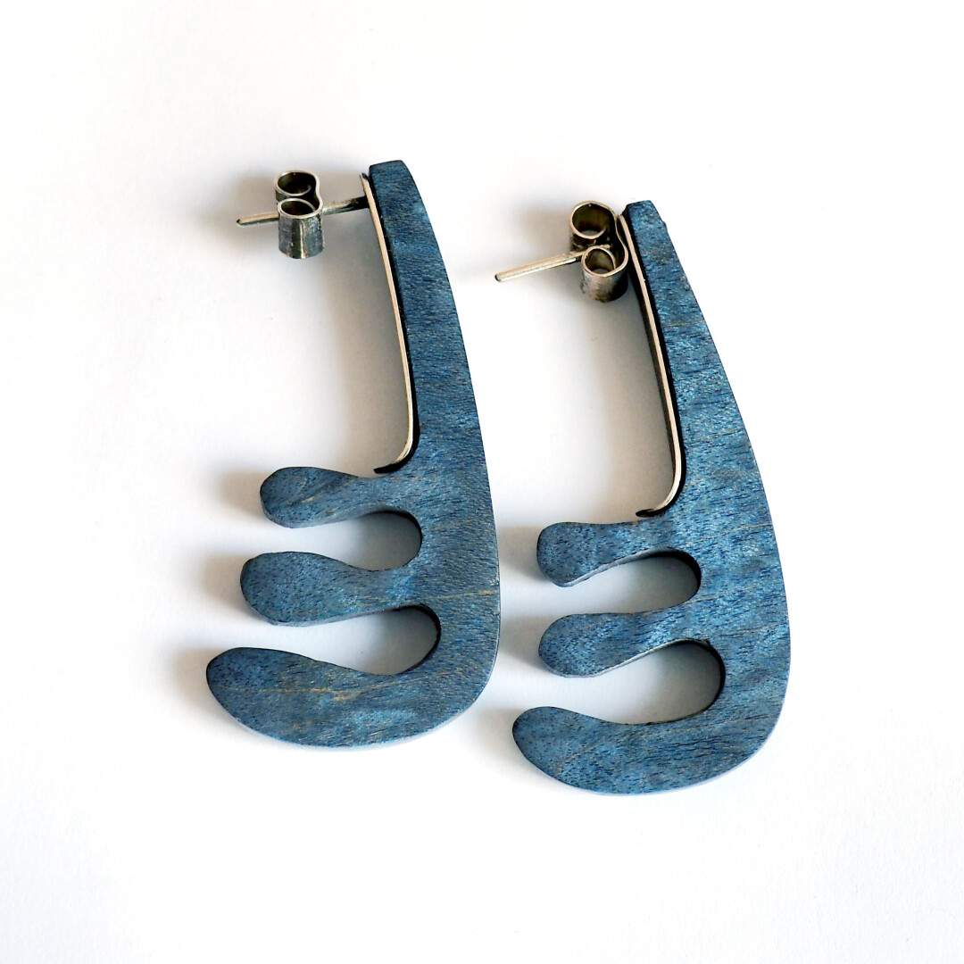Анна Терещенкова. Серьги «Иероглифы». 2020. Санкт-Петербург, Россия. Дерево, металл