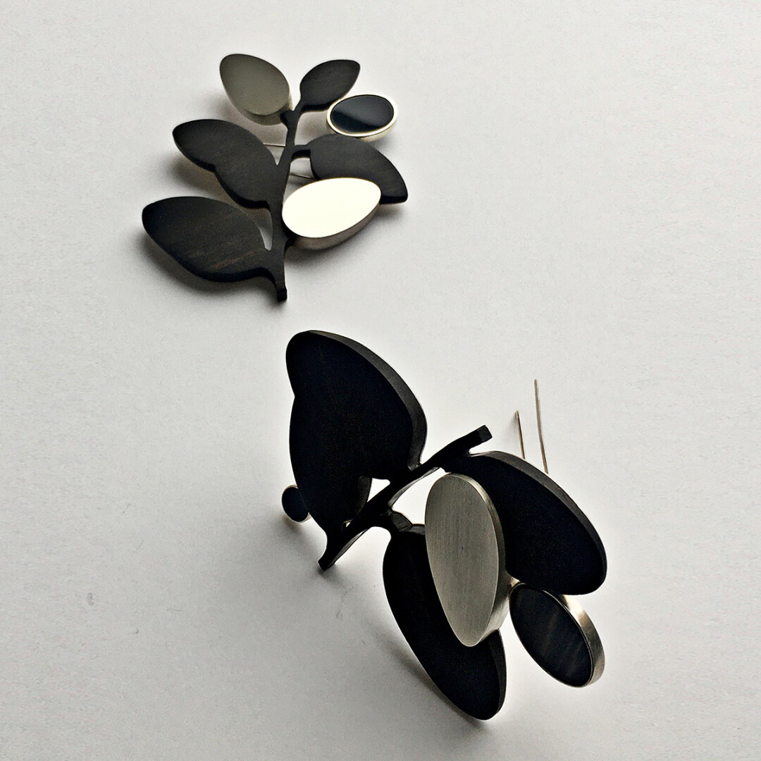 Оксана Наумова. Броши «Ветви». 2022. Санкт-Петербург, Россия. Металл, дерево, поделочные камни