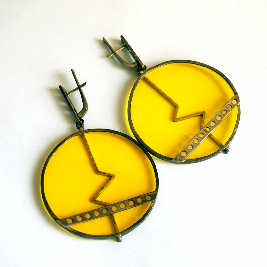 Наталья Петрова. Серьги «Супрематизм». 1980-е. Москва, Россия. Металл, стекло