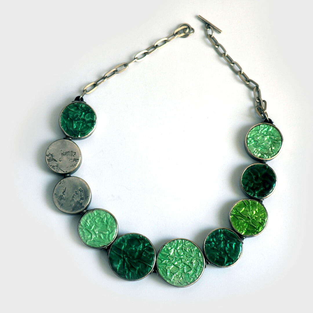 Анна Терещенкова. Ожерелье «Весна». 2016-2022. Санкт-Петербург, Россия. Металл, эмаль