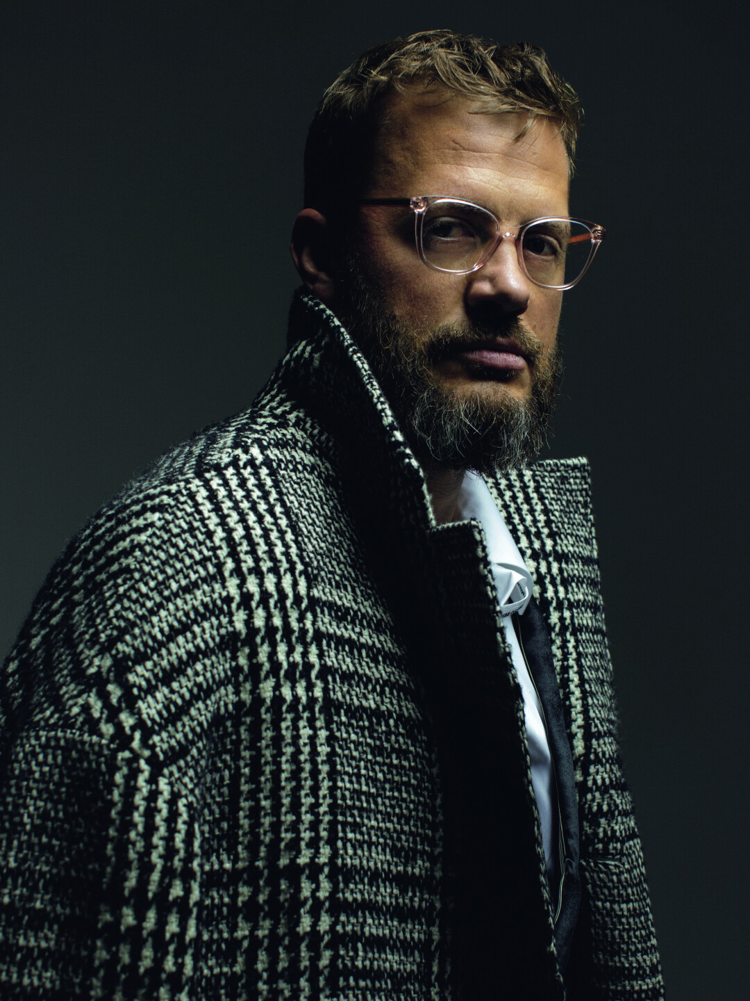 На Алексее: пальто Portman, рубашка и жакет House of Leo, очки Dior (Gallery Optics)