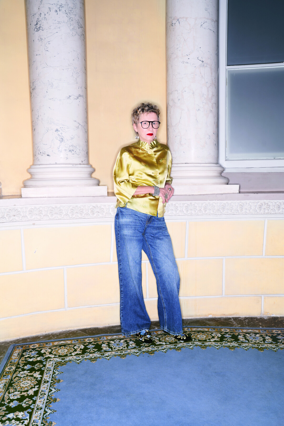На Галине: джинсы Tara Jarmon, жакет Dynasty (Meowshka Vintage), мюли Alberta Ferretti (Pif Paf Supershop), очки Radius 58