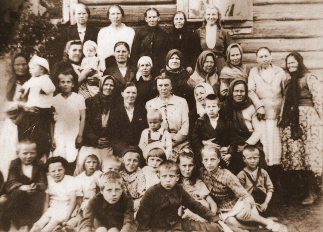 Послевоенная фотография жителей деревни Засосье. В центре (в белом) прабабушка героини Анна Николаевна Галактионова