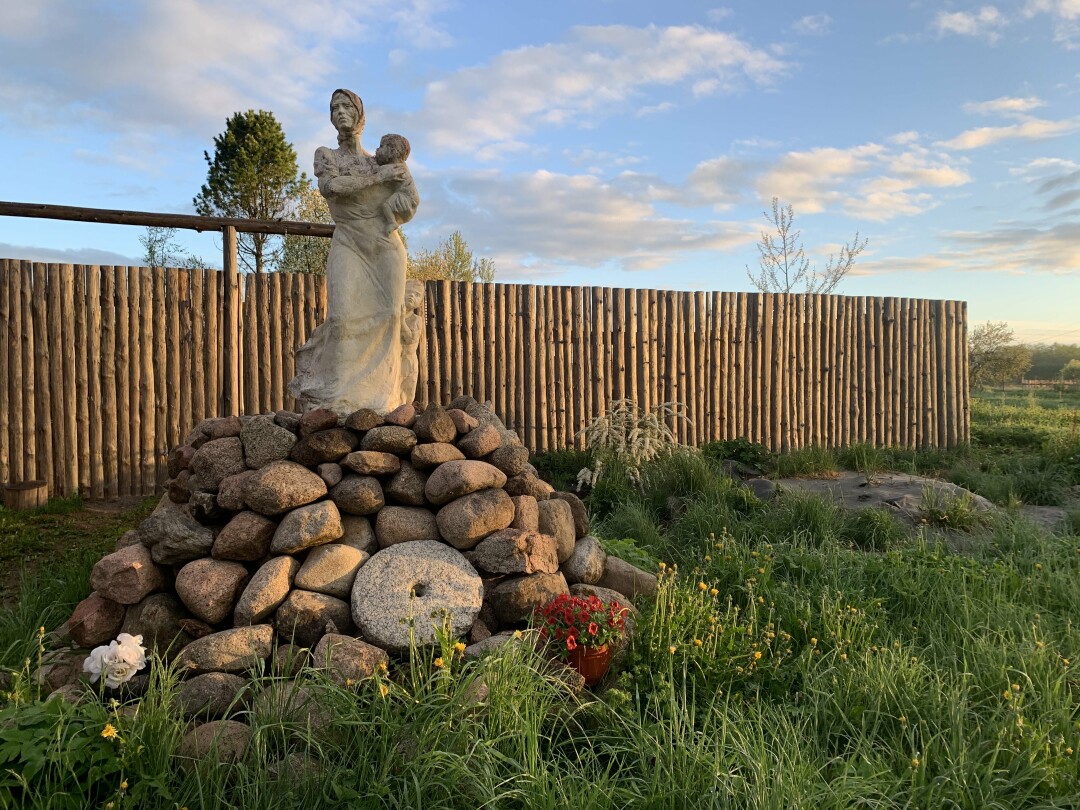 Памятник «Нюра»