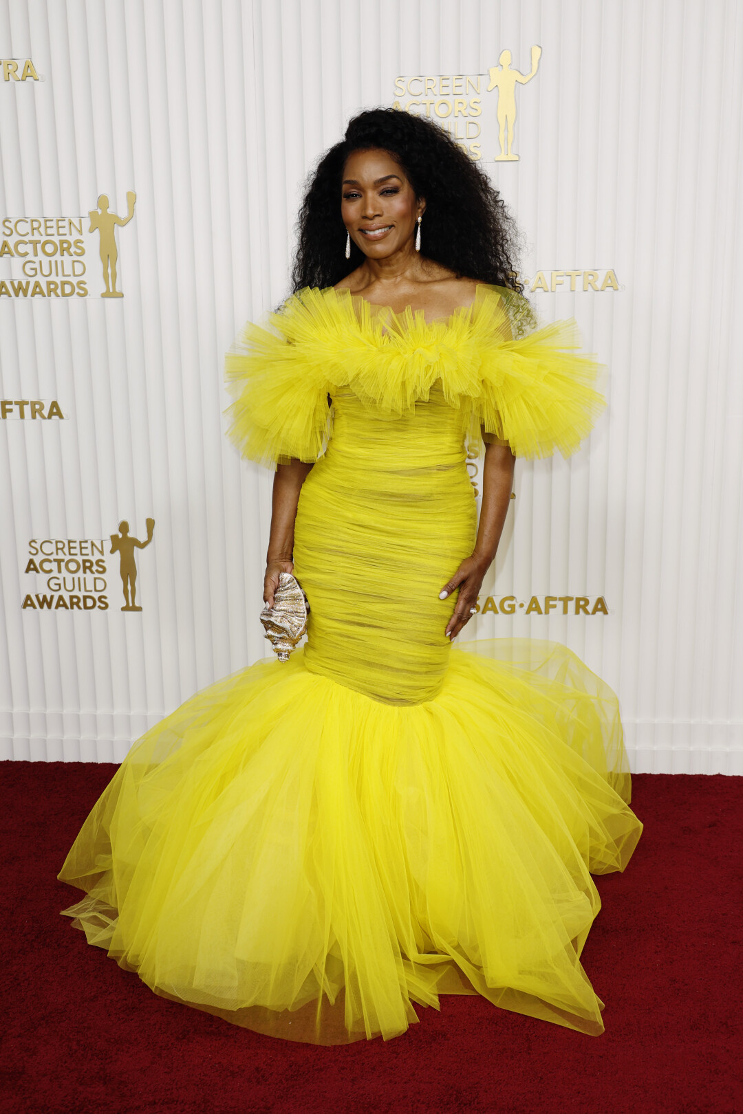 Анджела Бассетт в платье Giambattista Valli и с клатчем Judith Leiber
