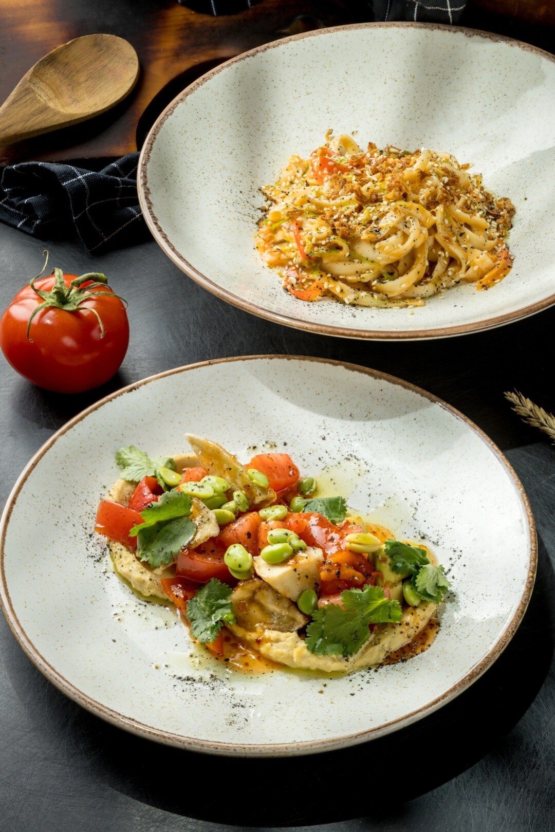 Салат с хумусом и баклажанами, лапша с овощами в соусе том ям в пабе Morris