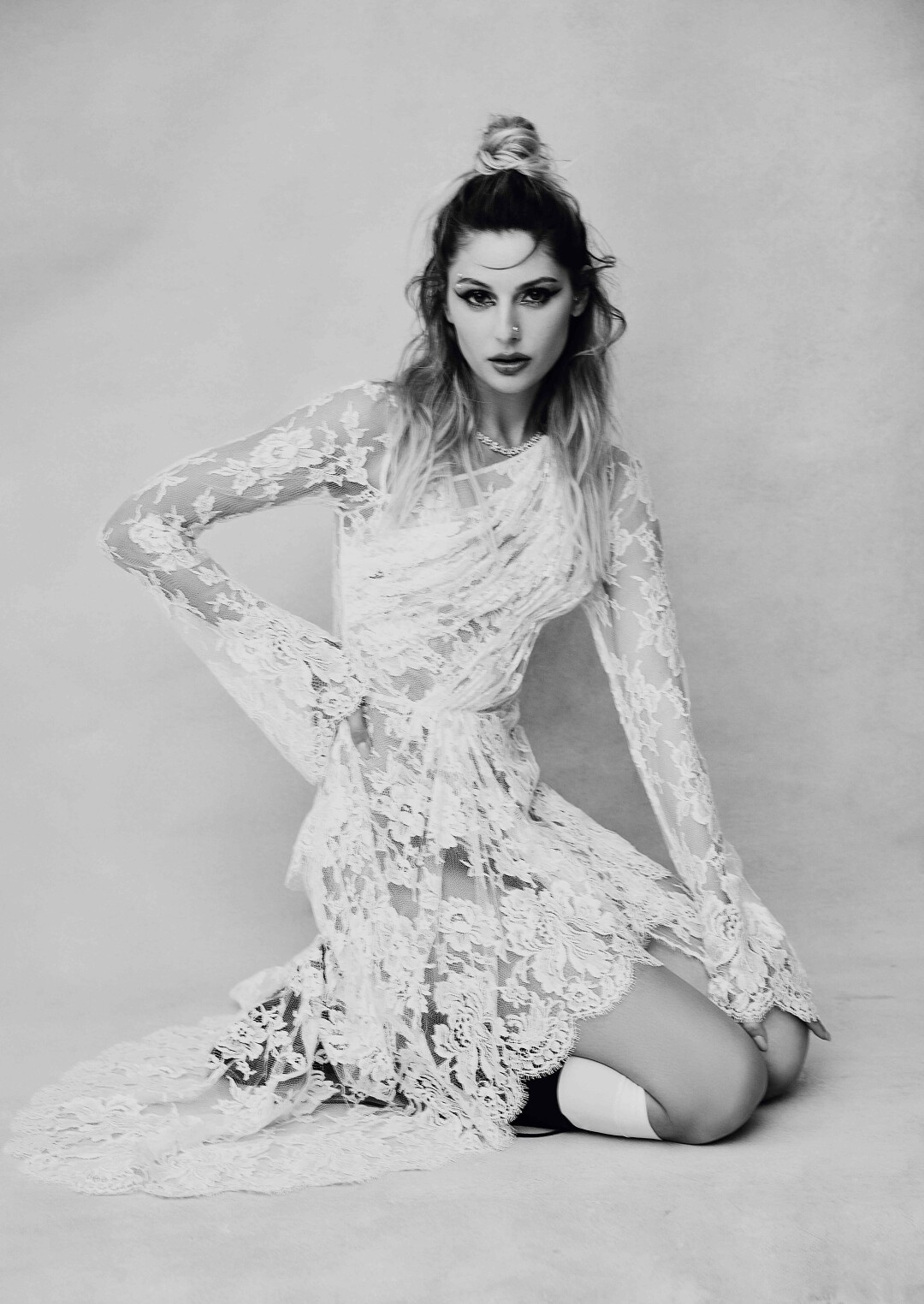 На Марии: колье Mercury, ботинки Ash, гольфы FALKE (ДЛТ), платье BELIK