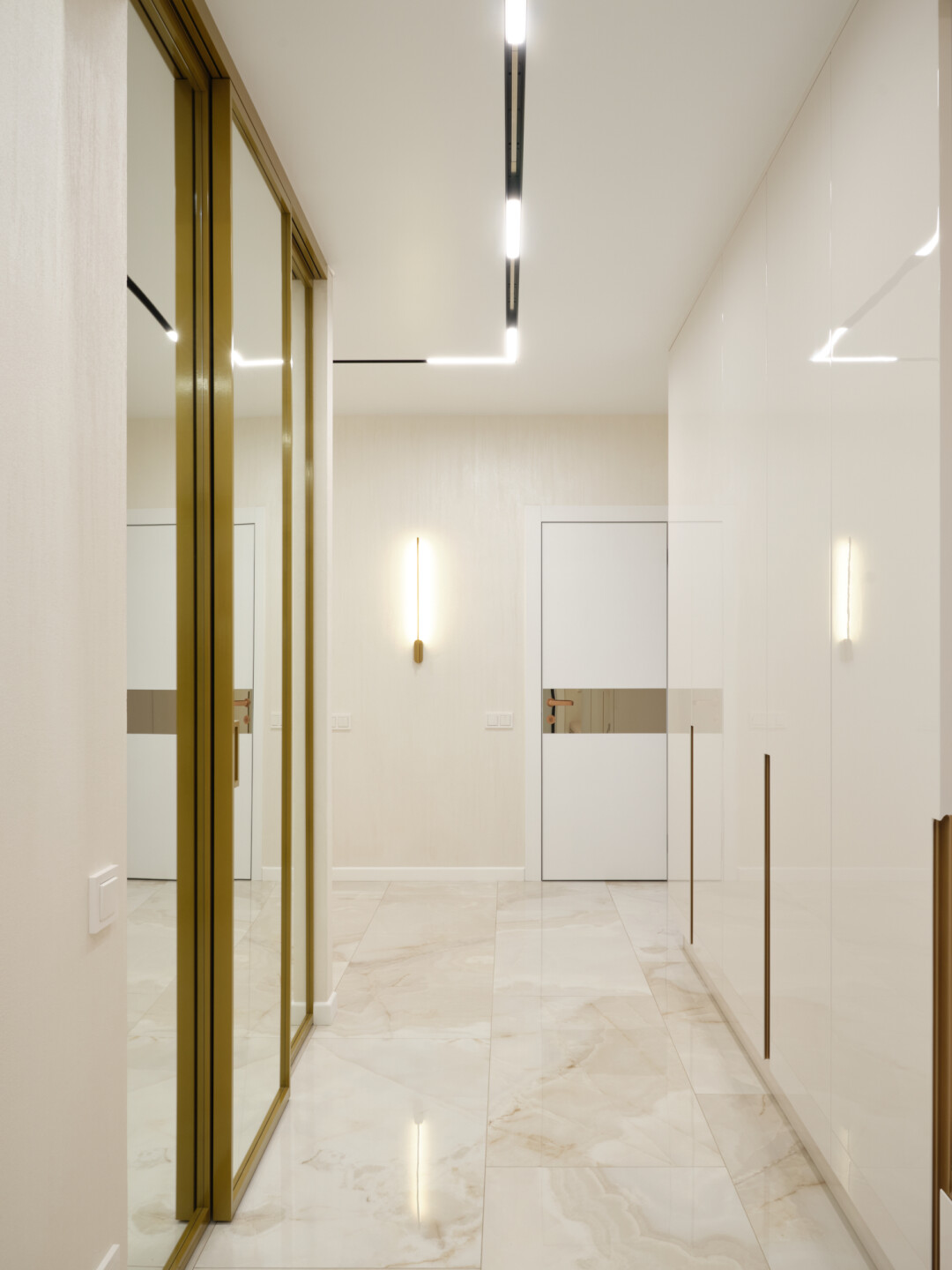 Светлые тона интерьера подчеркнуло удачное сочетание эмали и зеркал в дизайне дверей Vetro, «Контур»