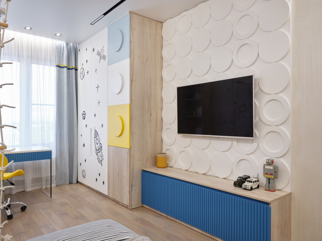 В качестве напольного покрытия выбрана инженерная доска Global Parquet. Цвет Дуб Натур подчеркнул золотистые акценты в интерьере, «Красная линия»